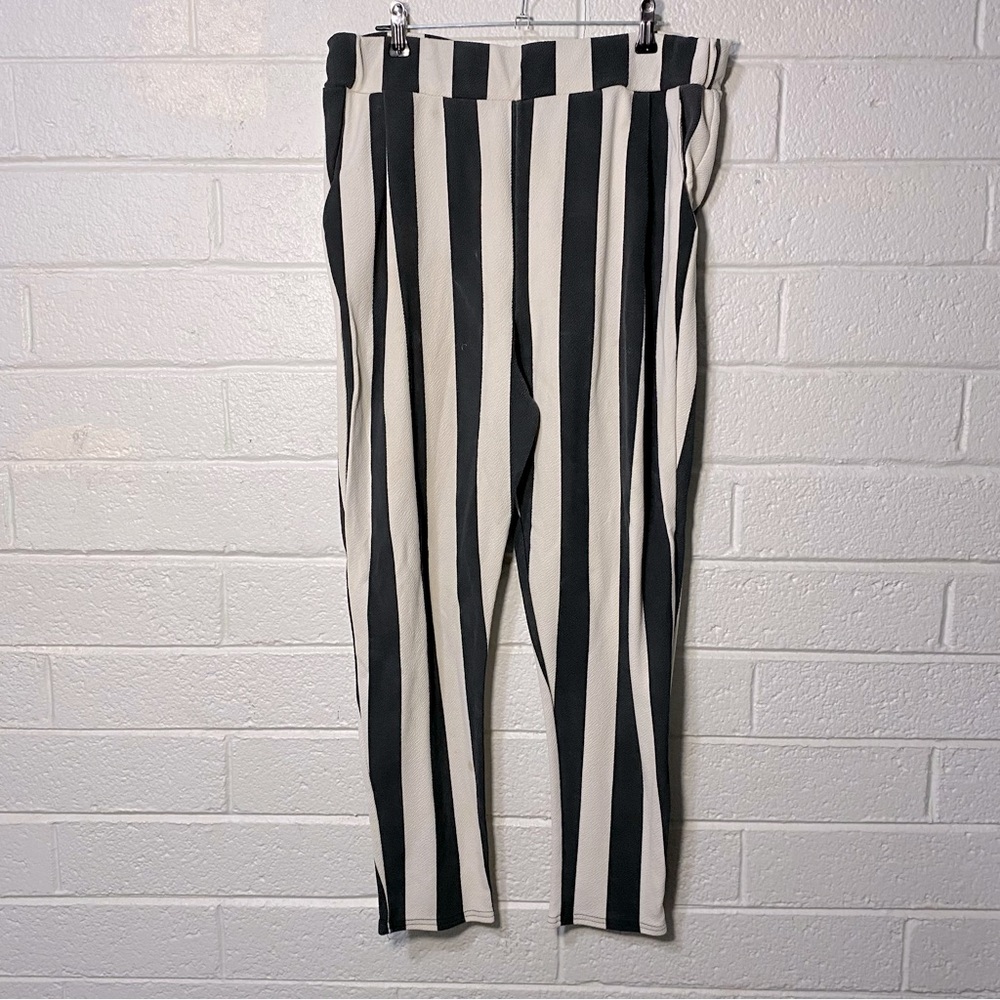 Boohoo Women’s Pants Leggings Style with Pockets Faded Black & White Stripe flaw